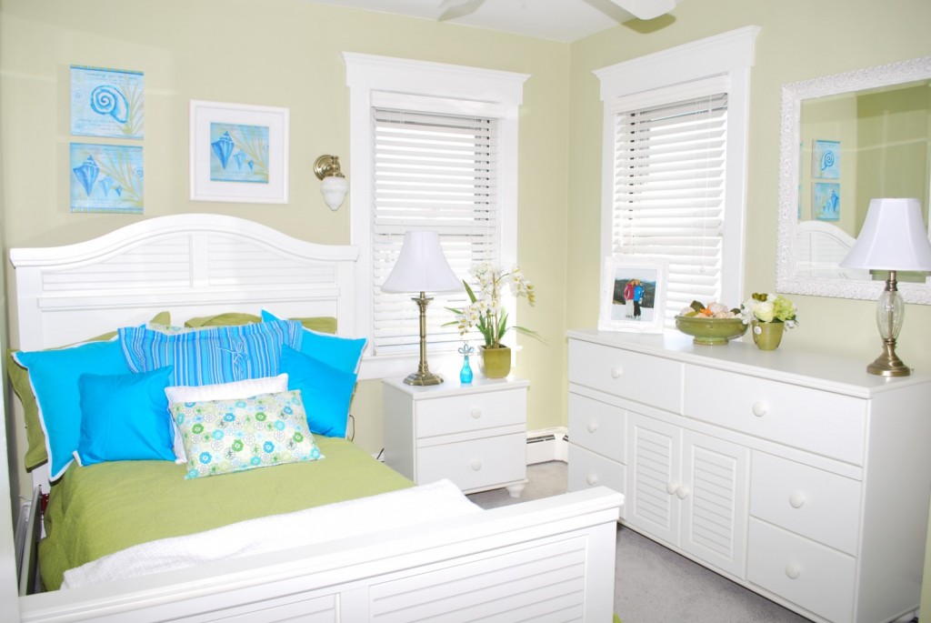 Blue & Lime Beach bedroom
