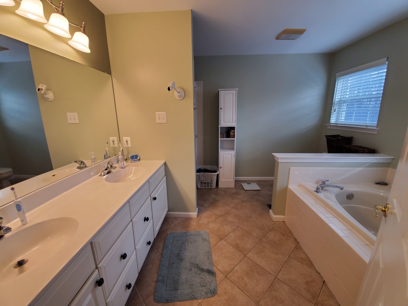 Bathroom Before Reno | Distinctive Interior Designs | Mount Laurel NJ