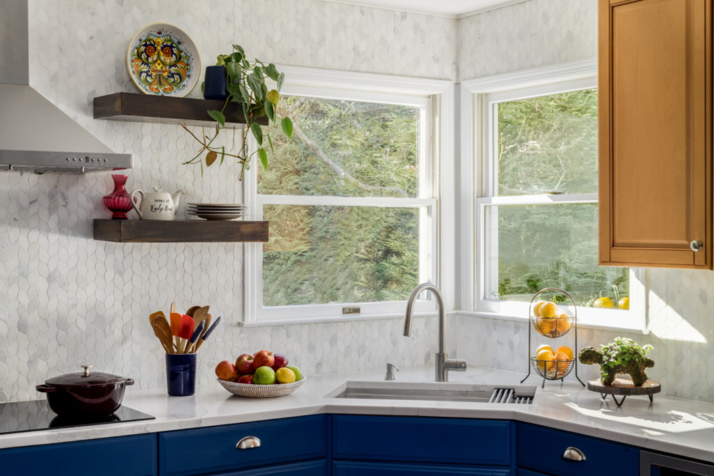 Corner kitchen windows with carrara leaf mosaic backsplash